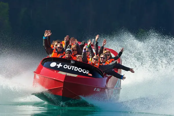 Lancha rápida en el lago de Brienz