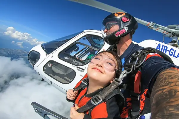 Paracaidismo desde helicóptero sobre este valle